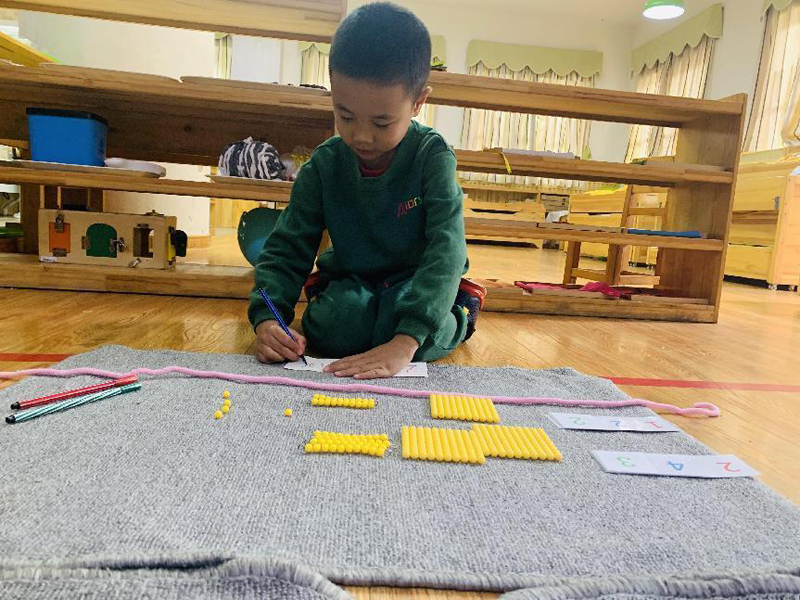 四川泸州跨世纪爱迪蒙特梭利幼稚园：蒙娃娃们的超强计算力